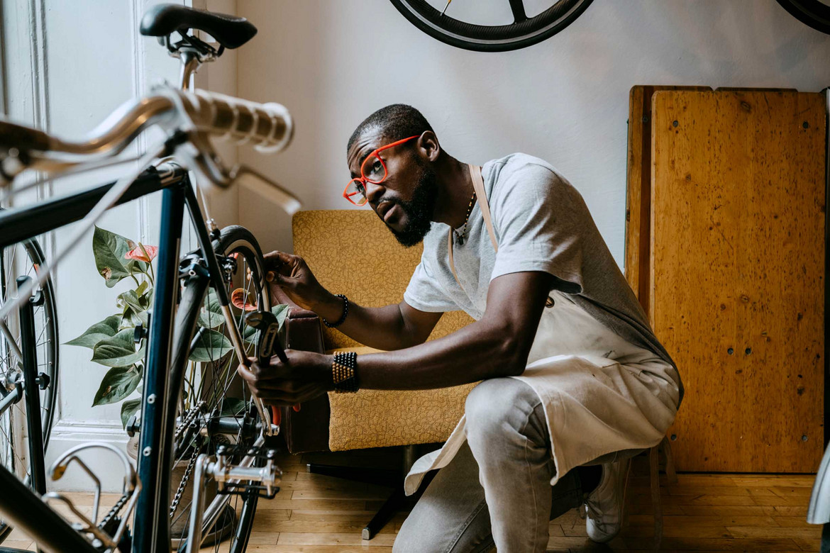 Gebrauchtes Fahrrad verkaufen, Ein Mann repariert sein Fahrrad