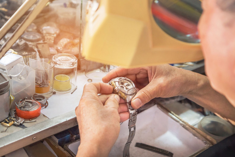 Eine Uhr wird inspiziert