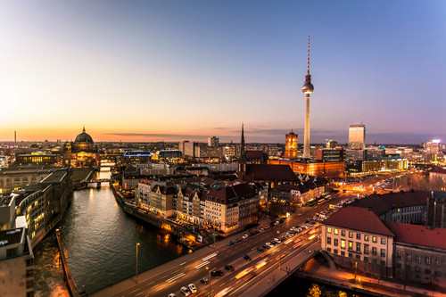 Stadtansicht von Berlin bei Nacht mit Fernsehturm
