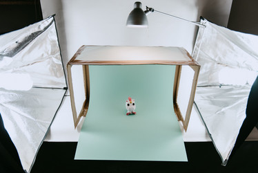 Ein selbstgebautes Fotostudio mit türkisem Hintergrund