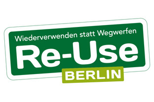 Logo von Re-USe Berlin (Schriftzug Wiederverwenden statt Wegwerfen Re-Use Berlin auf grünem Hintergrund)