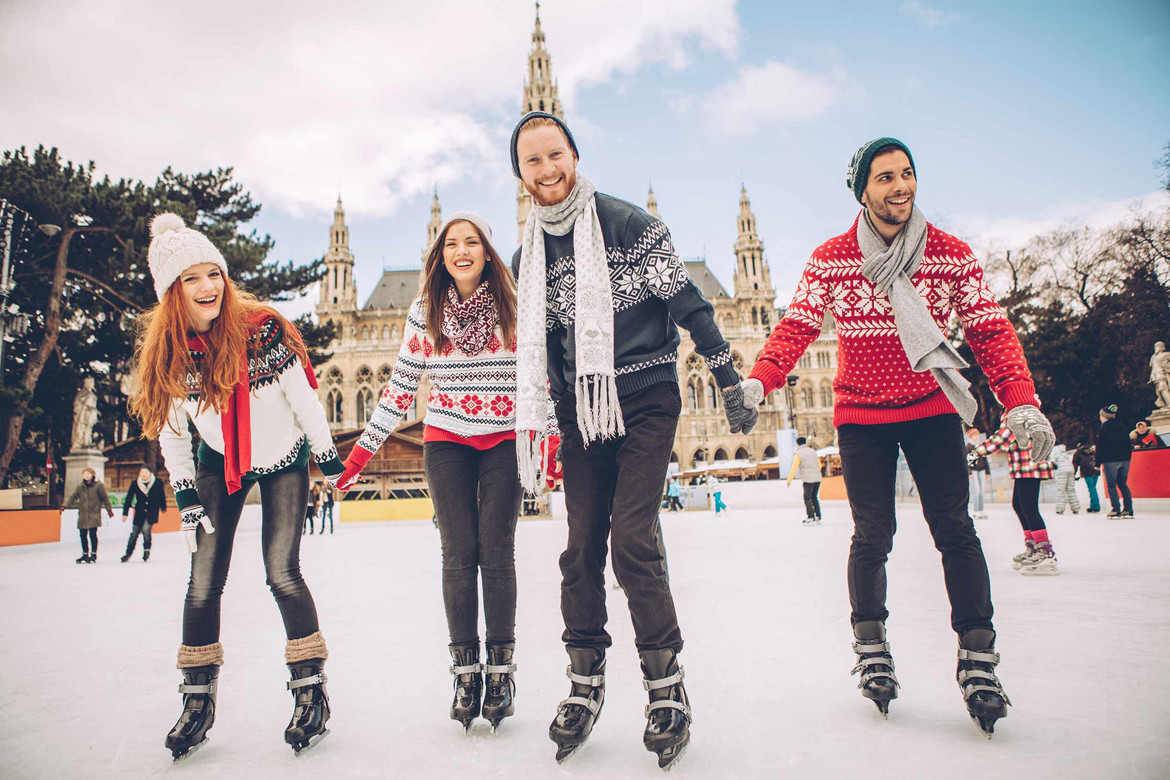 Eine Gruppe mit Schlittschuhen auf dem Eis