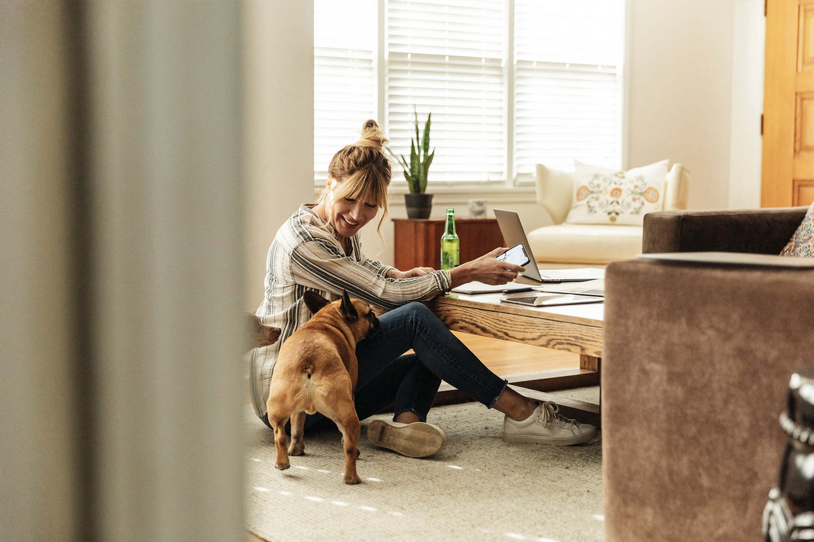Ein Bild einer Frau in einer Wohnung mit Hund