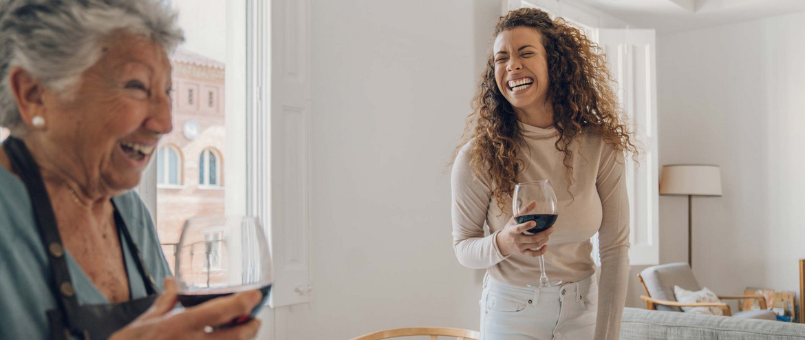 Zwei Frauen mit Wein