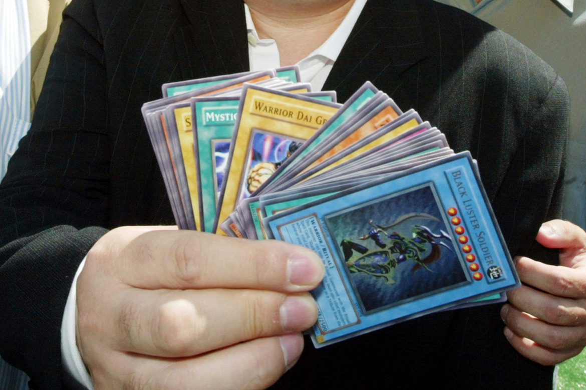 Eine Person hält verschiedene Yu-Gi-Oh! Karten