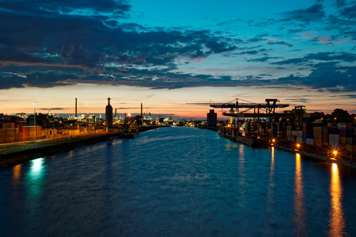 Blick auf den Neckar bei Mannheim bei Nacht