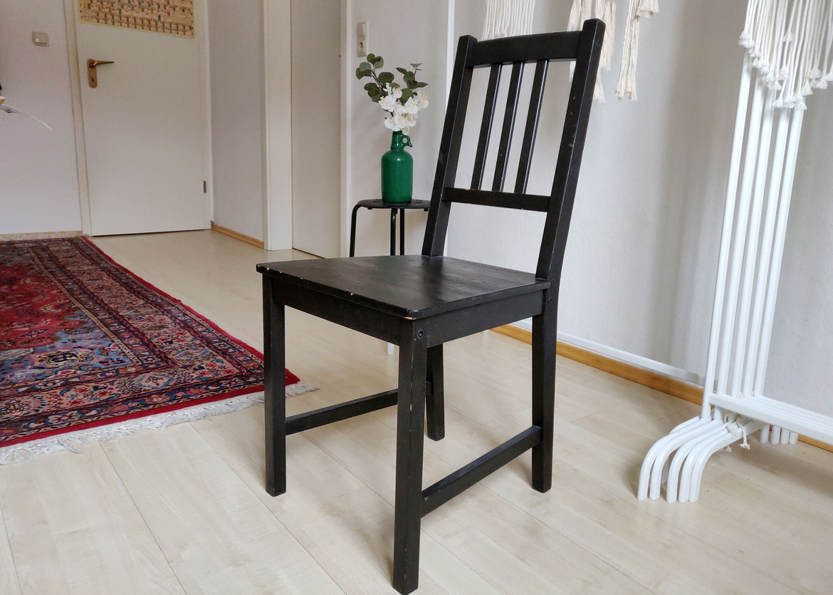 Ein simpler schwarzer Stuhl