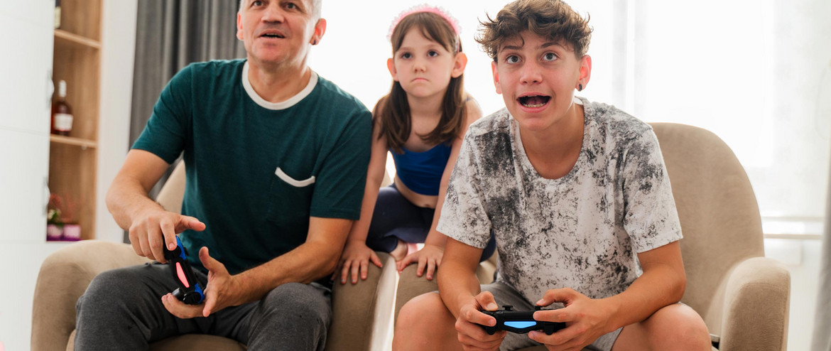 Eine Familie spielt mit einer PlayStation 4