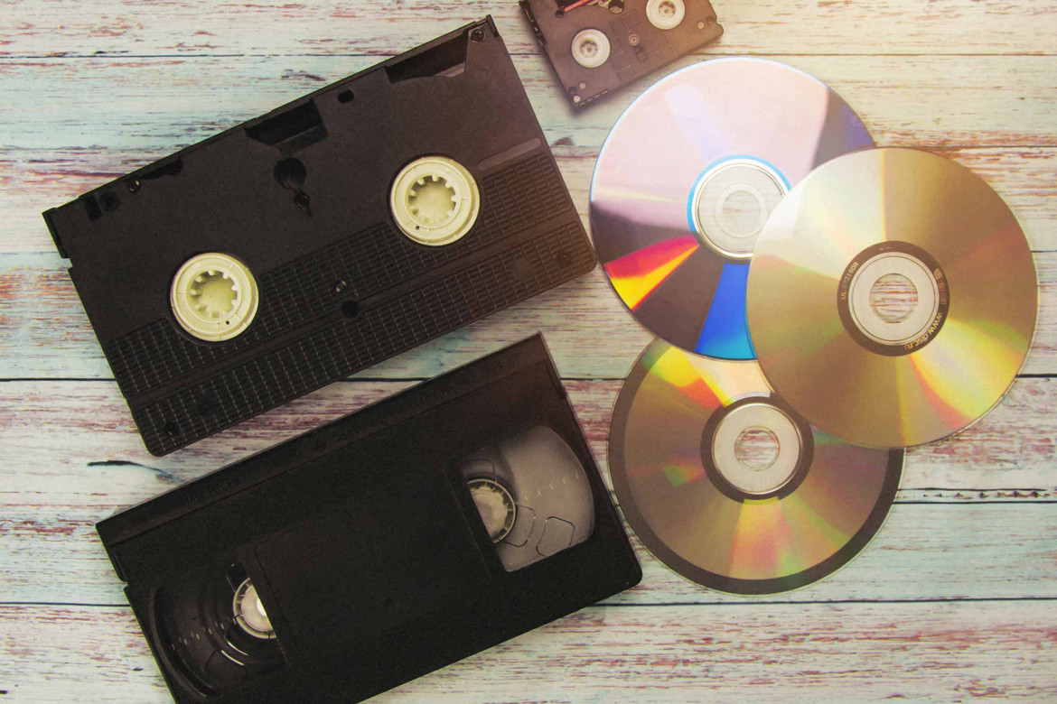 Bild mit 3 CDs, einer Audio- und einer Videokassette