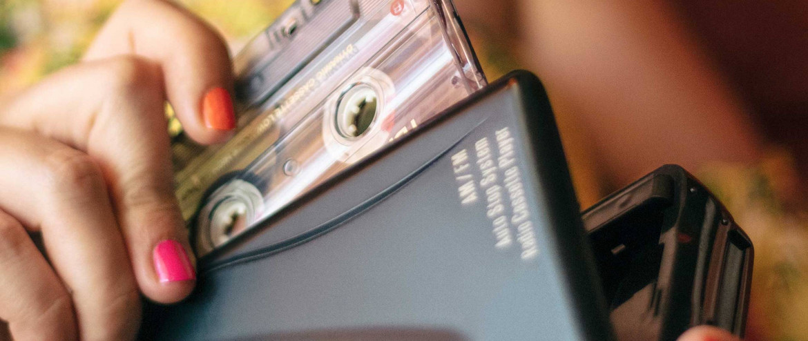 Ein Bild von Musikkassetten in einer Hand