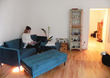 Bild eines Wohnzimmers mit Couch