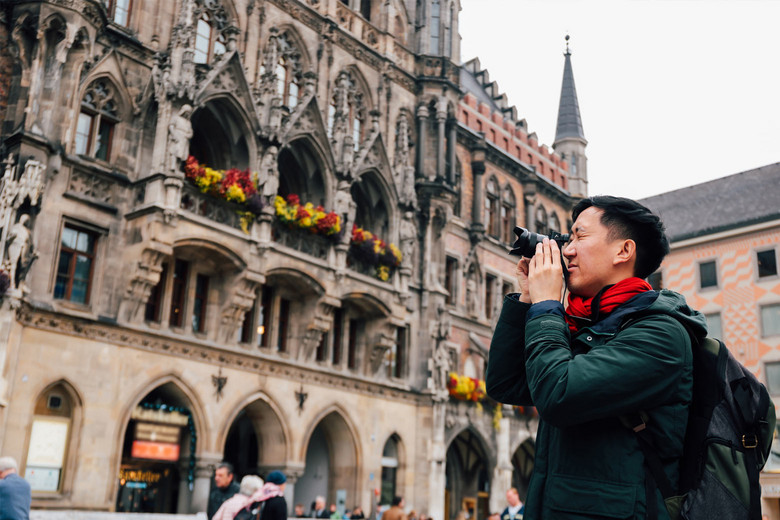 Ein Mann fotografiert auf dem Münchener Marienplatz