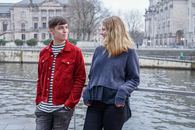 Zwei Personen am Ufer der Spree in Berlin