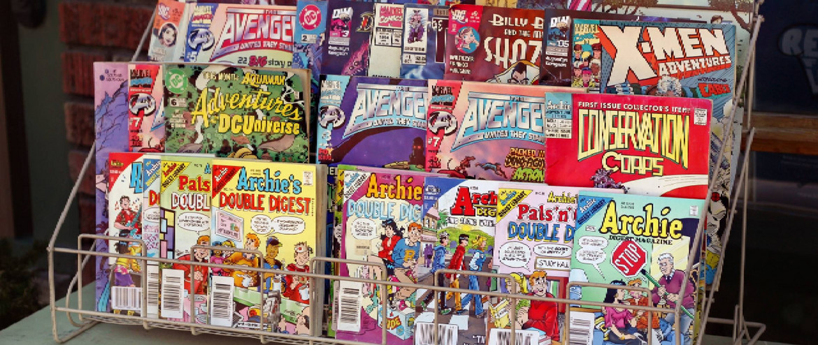 Verkaufsständer mit verschiedenen Comicheften