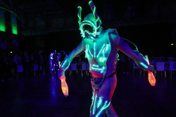 Schausteller in Neonfarben gekleidet