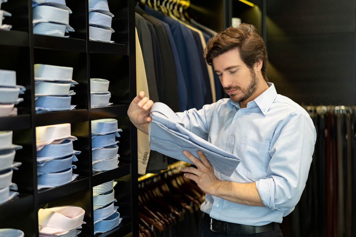 Ein Bild eines Mannes mit einem Button-down-Kragen in einem Geschäft für Hemden