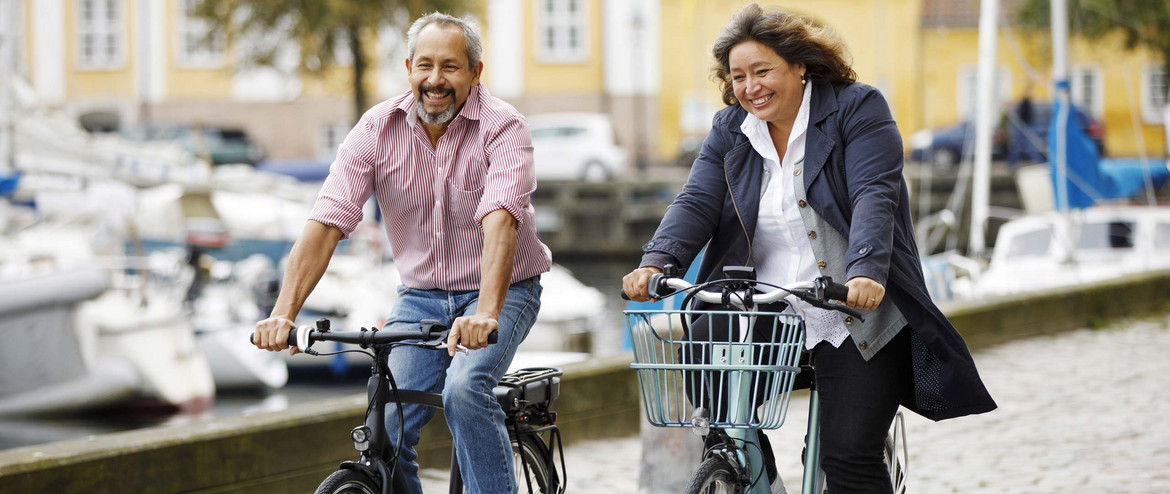 Ein Mann und eine Frau fahren Fahrrad
