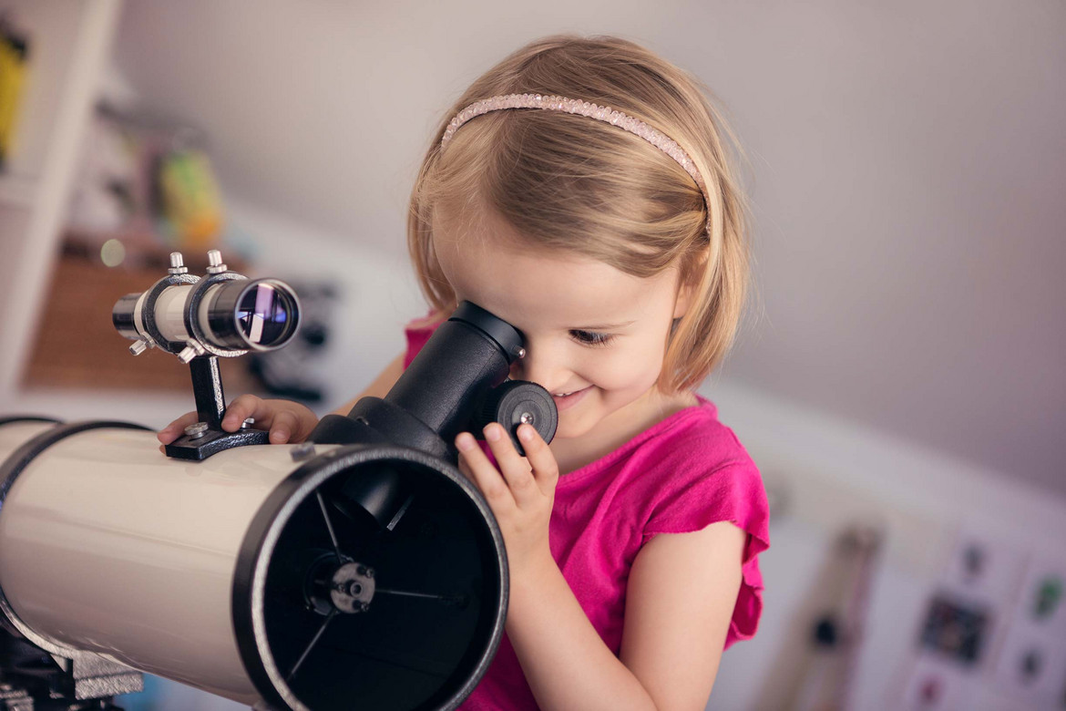 Ein Kind mit einem Teleskop für Anfänger