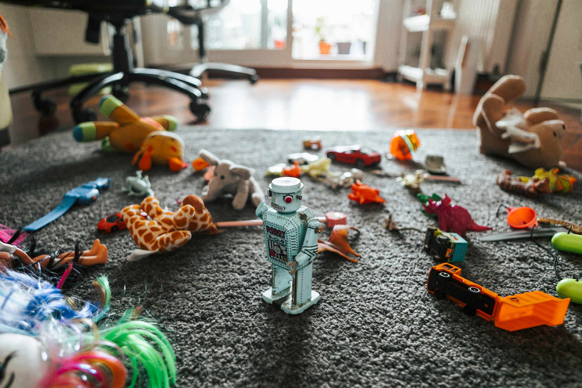 Ein Bild von Spielzeug auf dem Boden, darunter Ü-Ei-Figuren