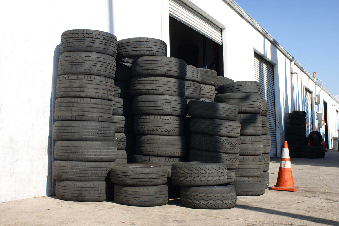 gebrauchte Reifen verkaufen, Mehrere Stapel mit alten Reifen