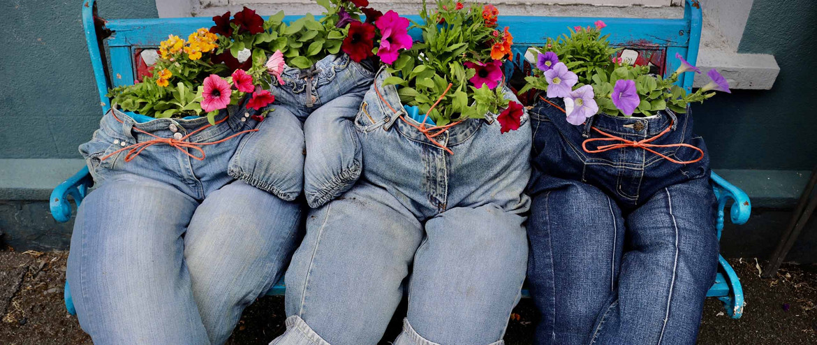 Jeans-Upcycling: Jeans als Blumentopf